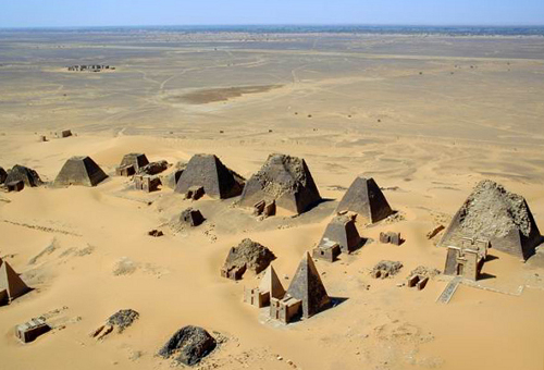 Vista area de las pirmides nubias de Meroe. Foto por Francis Geius.
